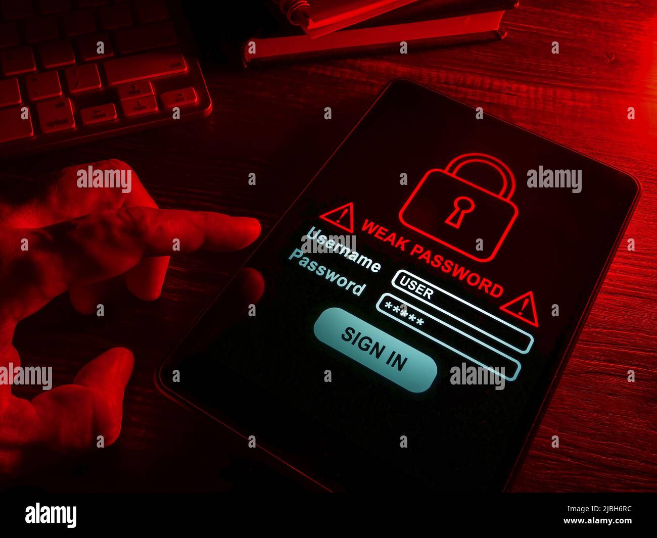 Le parole deboli della password sullo schermo al buio. Foto Stock