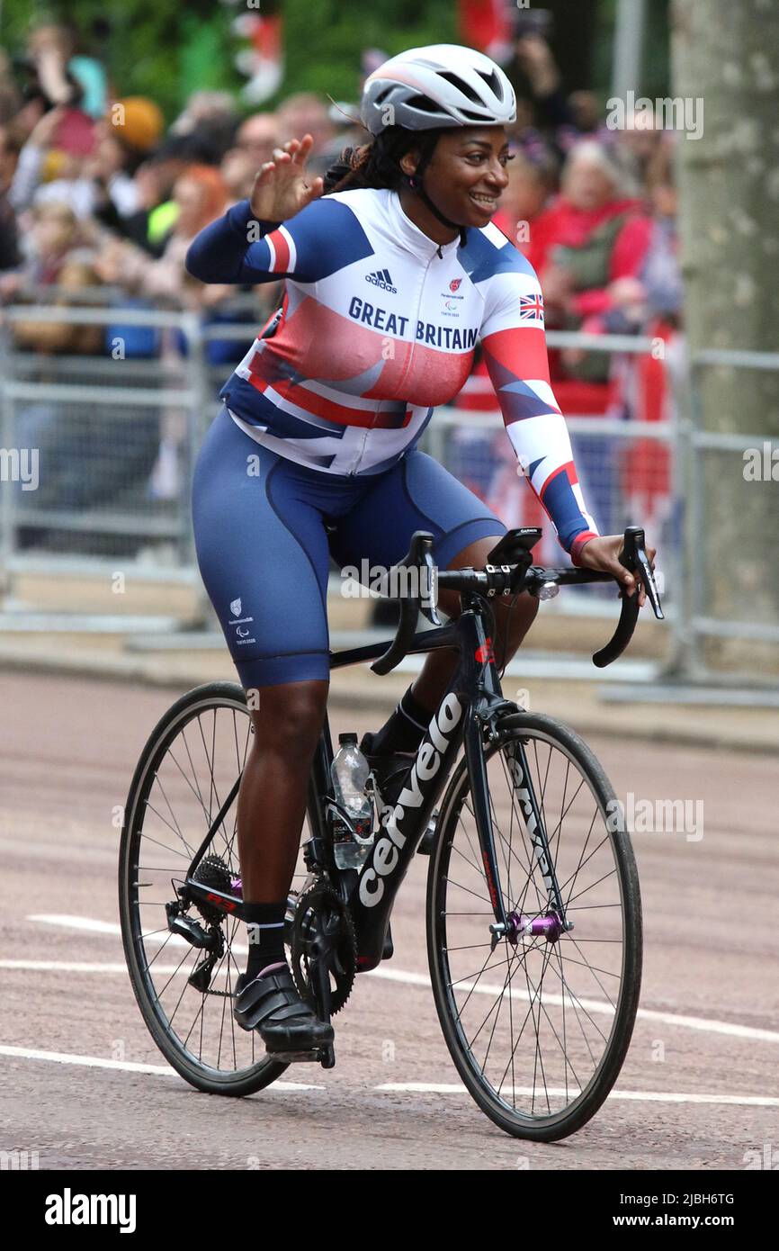 Kadeena Cox è un atleta paralimpico vincitore di una medaglia d'oro paralimpica che gareggia in T38 eventi sprint para-atletici e C4 para-ciclismo ed è anche un presentatore TV. Qui partecipa al Platinum Jubilee Pageant 2022 nel Mall di Londra. Foto Stock