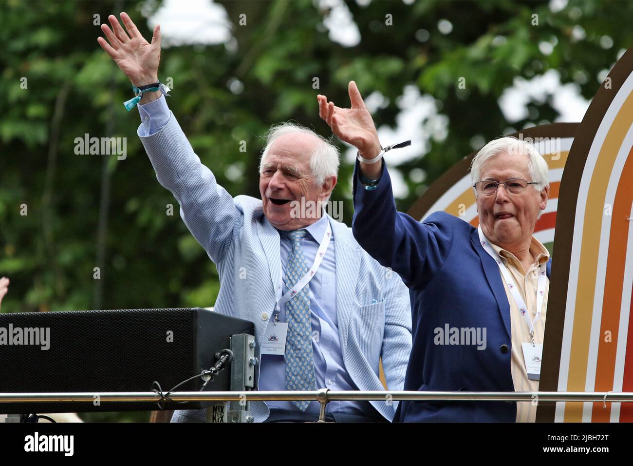 Relatori televisivi e personaggi Johnny Ball e John Craven su un autobus scoperto al Platinum Jubilee Pageant 2022 nel Mall, Londra Foto Stock