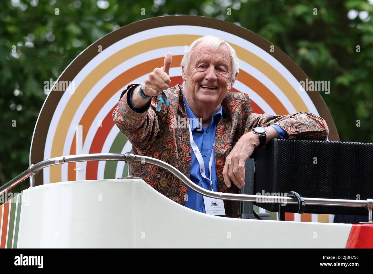 Christopher ( Chris ) John Tarrant è un'emittente inglese, una personalità televisiva e un ex DJ radiofonico. Su un autobus scoperto al Platinum Jubilee Pageant 2022 nel Mall, Londra Foto Stock