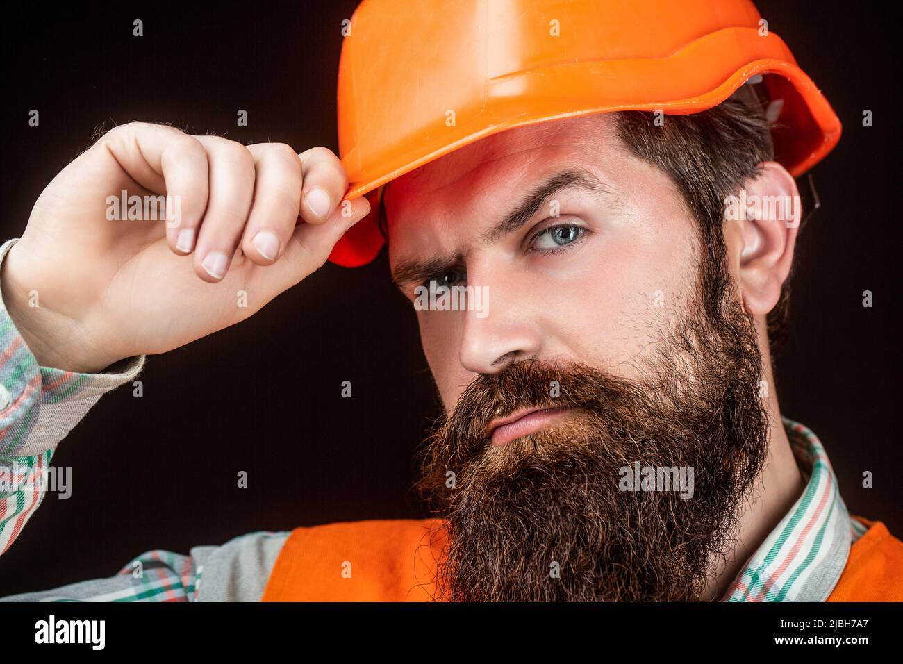 Uomo costruttori, industria. Uomo lavoratore barbuto con barba in costruzione casco o elmetto. Ritratto costruttore, ingegnere civile di lavoro. Costruttore in elmetto Foto Stock