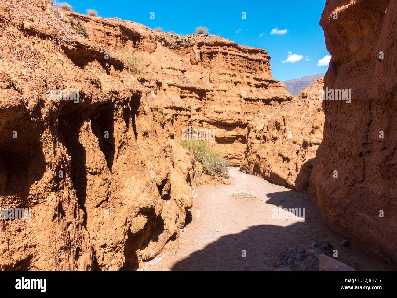 Rocce rosse e un passaggio tra rocce. Canyon di argilla. Regione di Issyk-Kul in Kirghizistan. Foto Stock