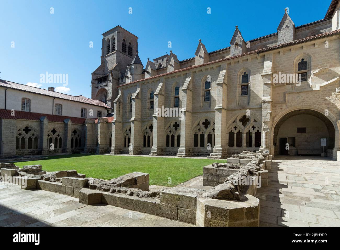 Chiostro di Saint Robert Abbaye di la Chaise Dieu. Dipartimento Haute Loire. Auvergne Rhone Alpes. Francia Foto Stock