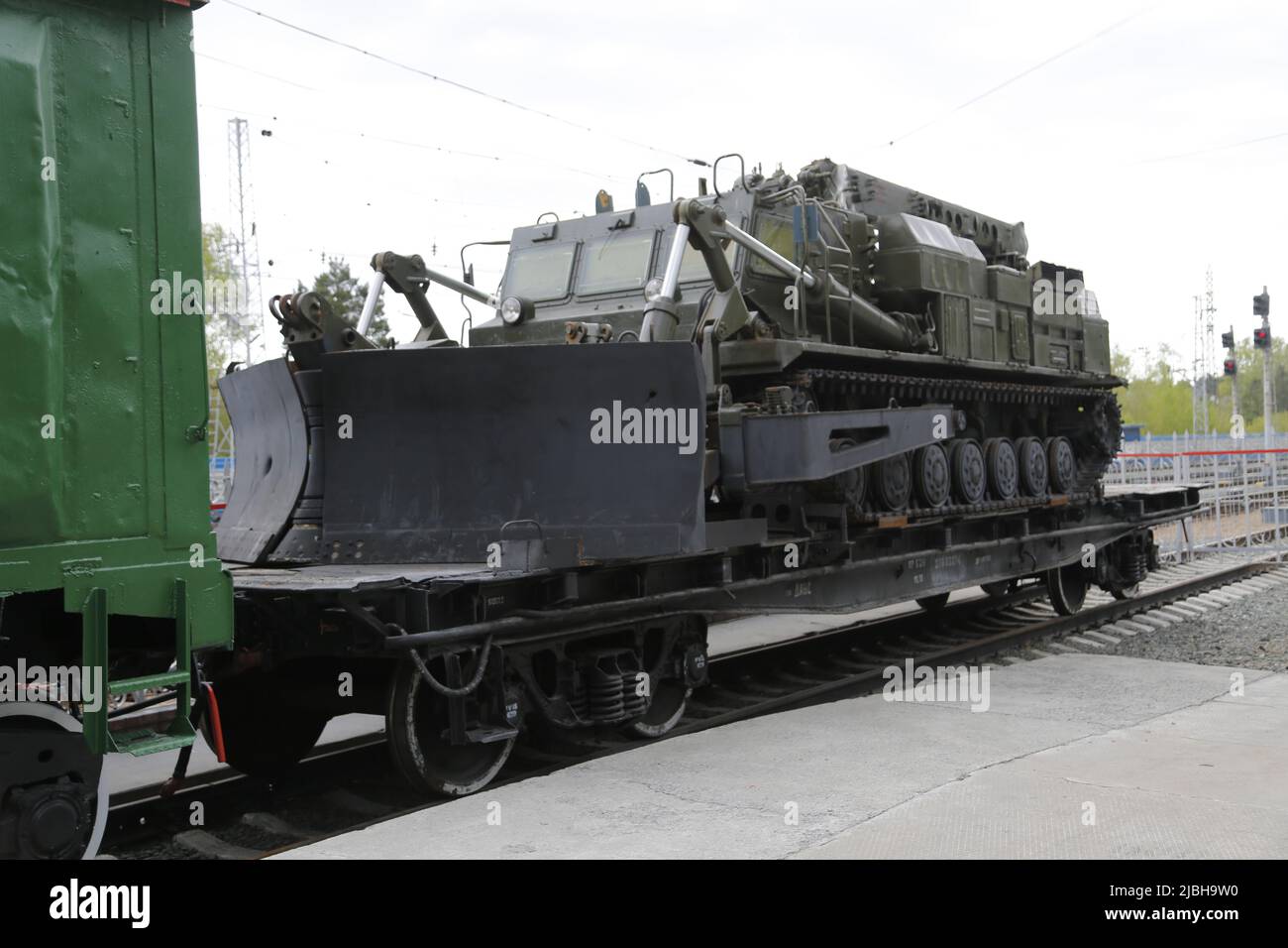 Storico carro ferroviario russo che trasporta una pala da neve, fotografato nel Museo della tecnologia ferroviaria Novosibirsk, Siberia, Russia. Foto Stock