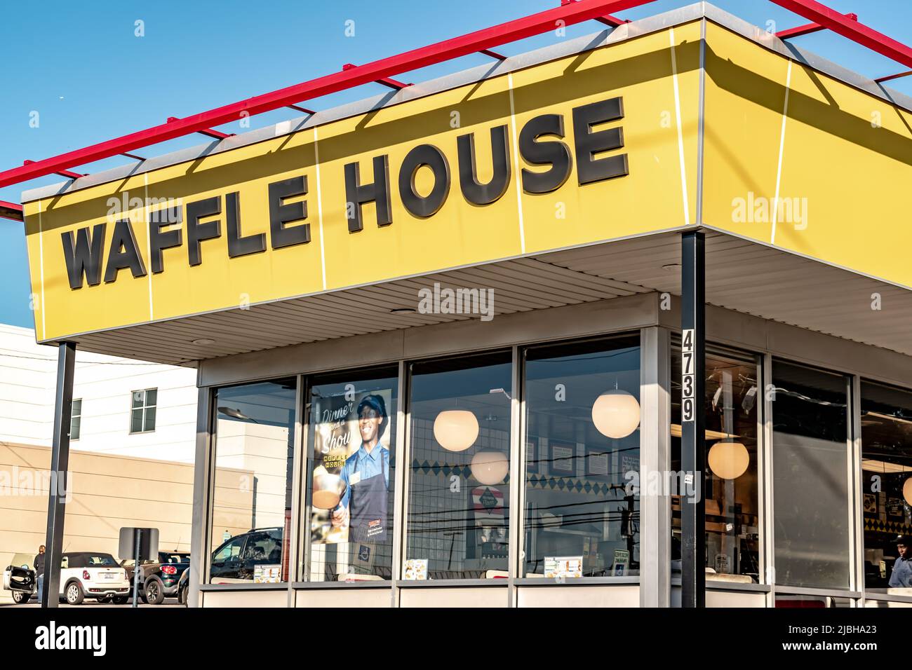 Charlotte, NC/USA - 9 novembre 2019: Scatto orizzontale medio della facciata del negozio 'waffle House' ristorante per la colazione che mostra il marchio in grassetto nero lettera Foto Stock