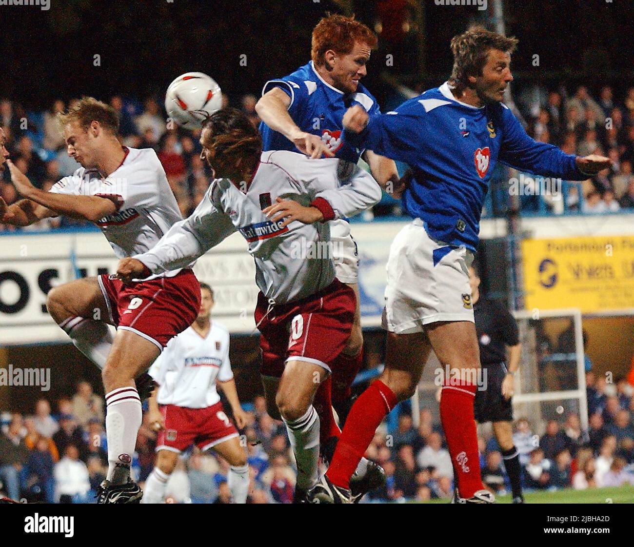 PORTSMOUTH V NORTHAMPTON 23-9-03 HAYDEN FOXE E TIM SHERWOOD SONO CAUSA DI CAOS NELLA ZONA DI PENALITÀ. PIC MIKE WALKER, 2003 Foto Stock