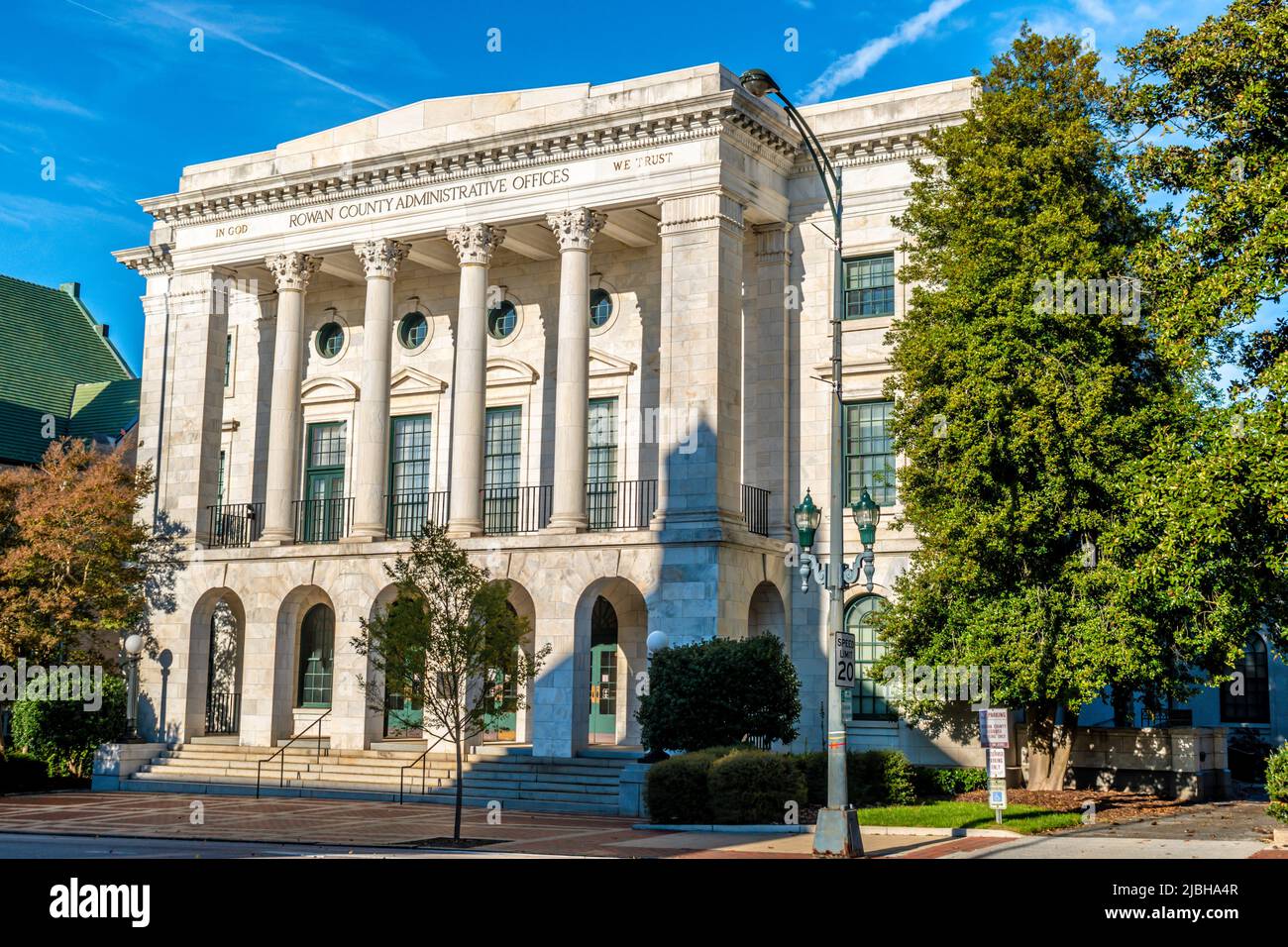 Rowan County Administrative Offices edificio in Greco Roman Revival architettura con alberi verdi e cielo a Salisbury, North Carolina. Foto Stock