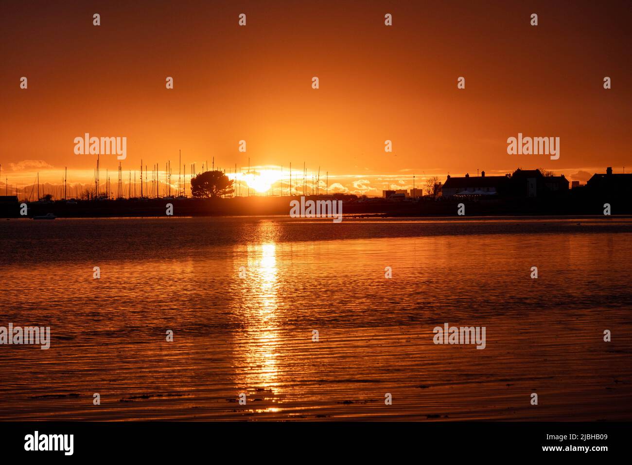 un ambientazione sul mare con ponte di Langstone sullo sfondo Foto Stock