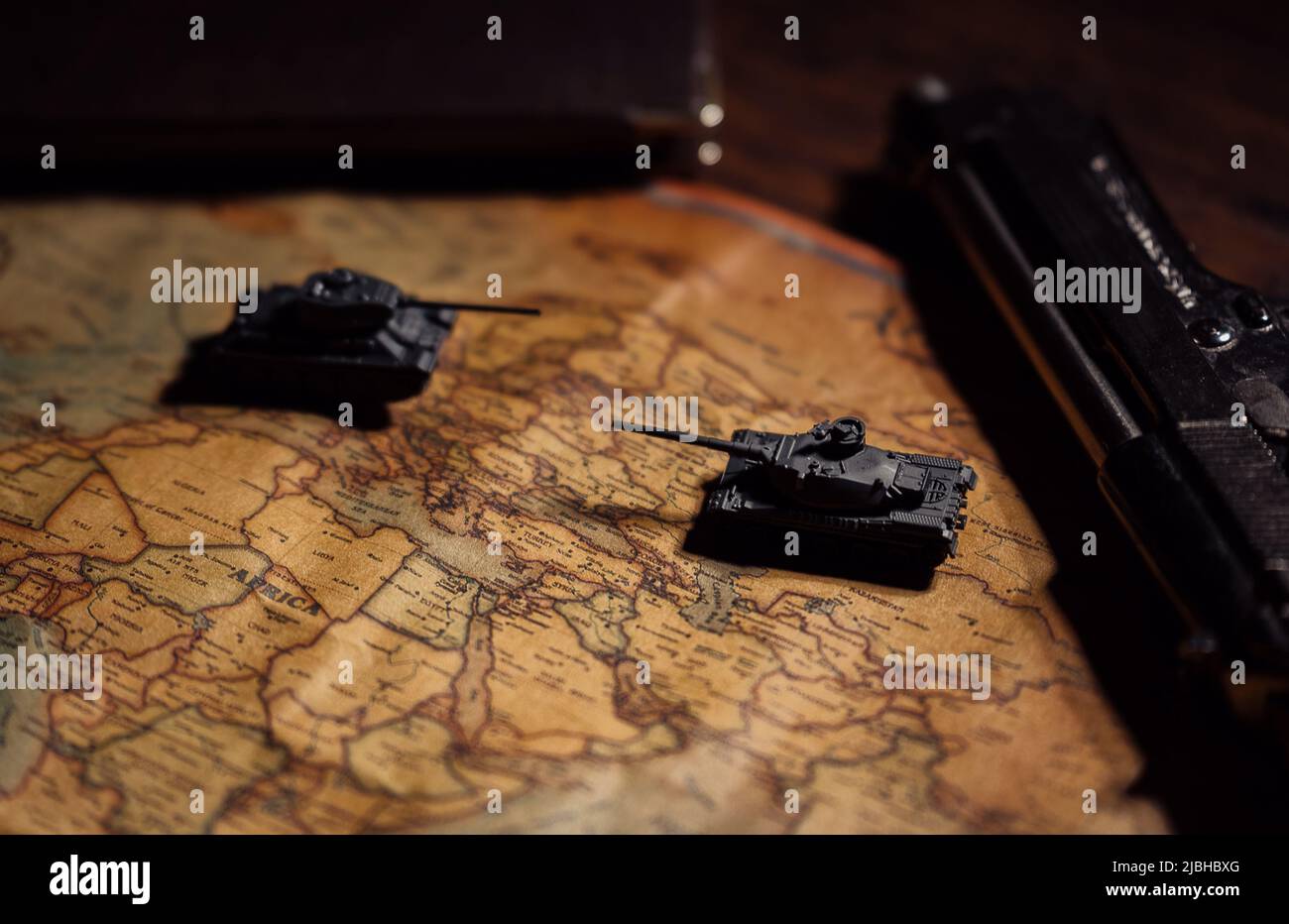 Taniche giocattolo sulla mappa. Operazioni militari in Ucraina. Foto Stock