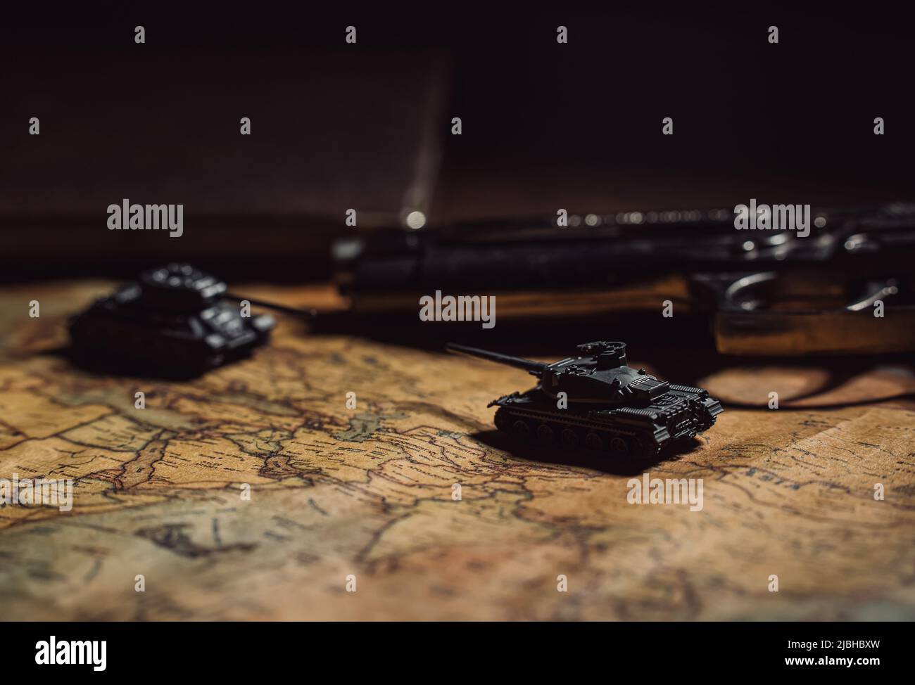 Taniche giocattolo sulla mappa. Operazioni militari in Ucraina. Foto Stock