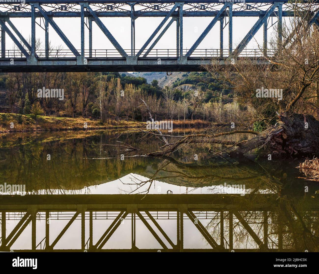 Ponte con le rotaie sul fiume Duero a Soria Foto Stock