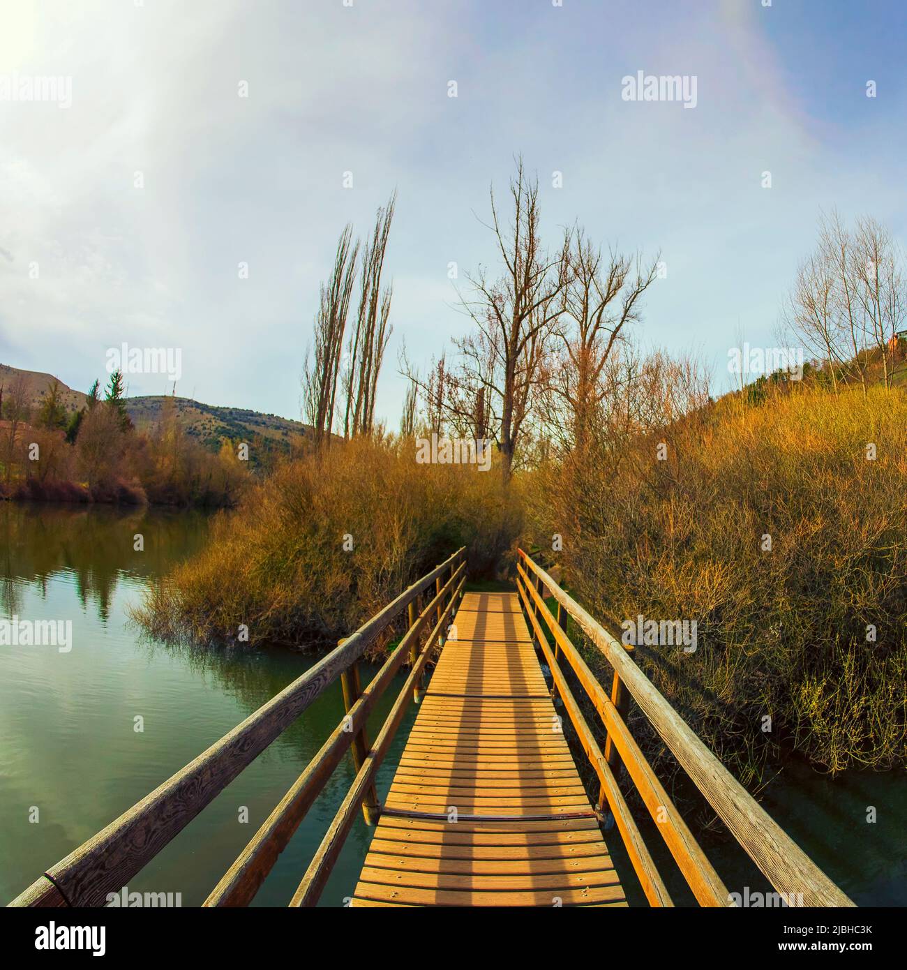 Ponte pedonale in legno sul fiume Duero di Soria Foto Stock