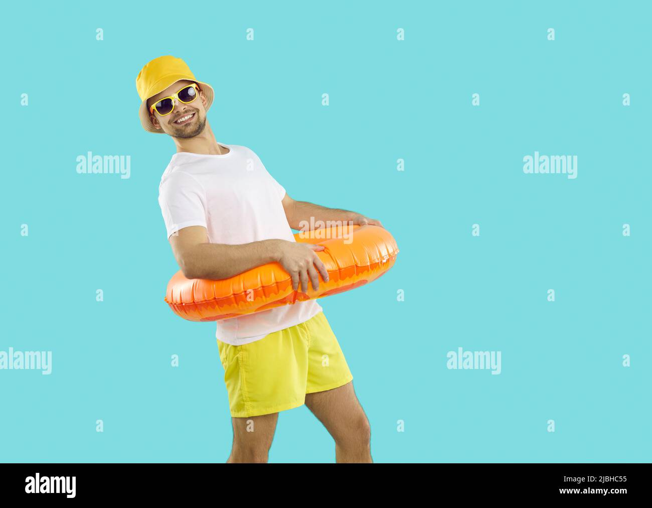 L'uomo sorridente in lifebuoy eccitato circa il tempo di estate Foto Stock