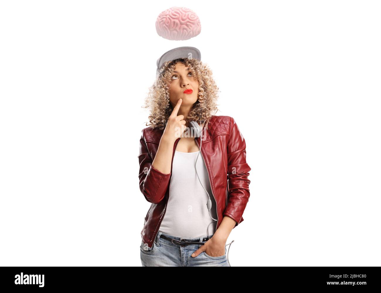Cervello sopra una giovane donna pensiva con capelli ricci e un abito alla moda isolato su sfondo bianco Foto Stock