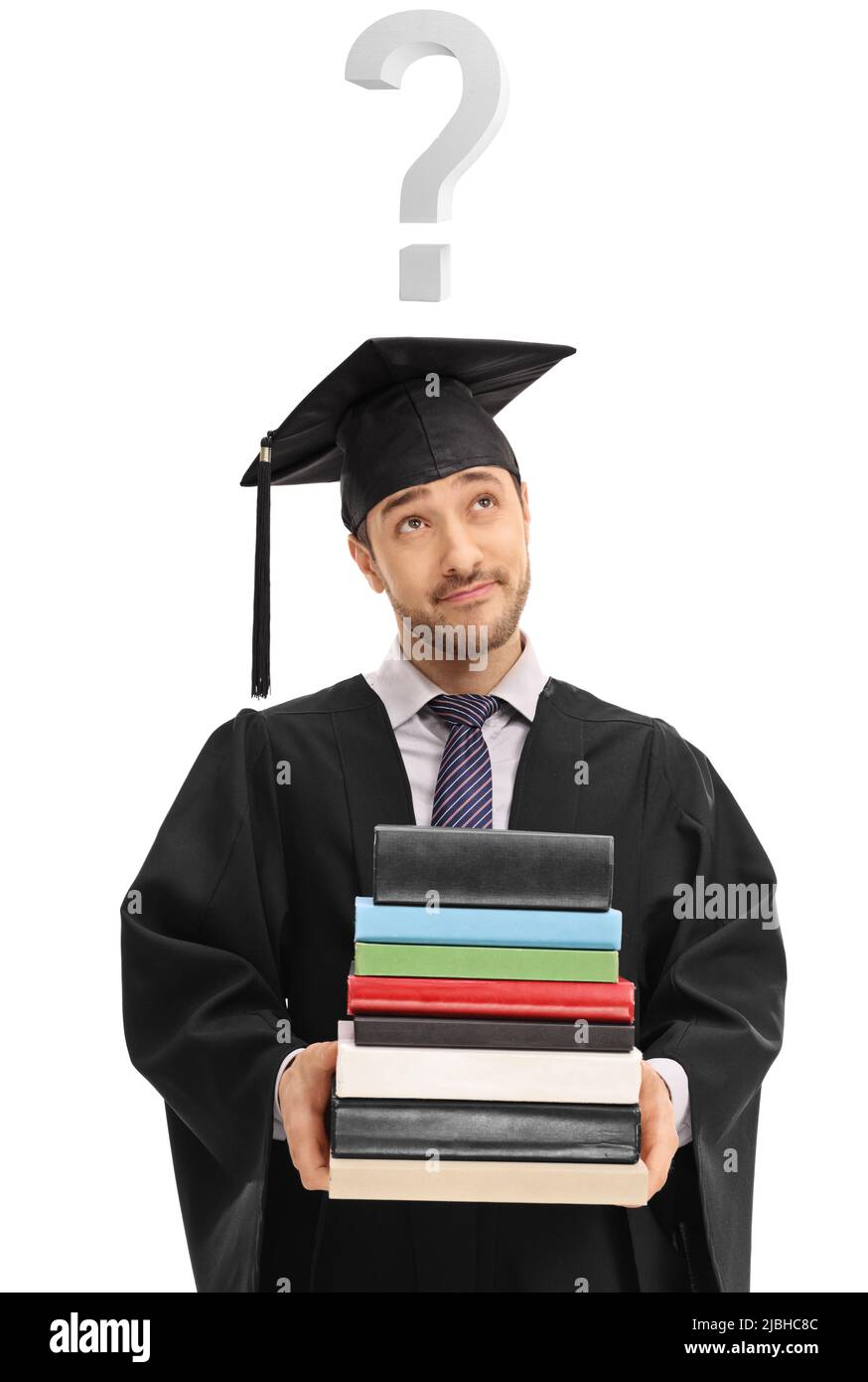 Studente laureato in possesso di una pila di libri con un punto interrogativo sopra la testa isolato su sfondo bianco Foto Stock