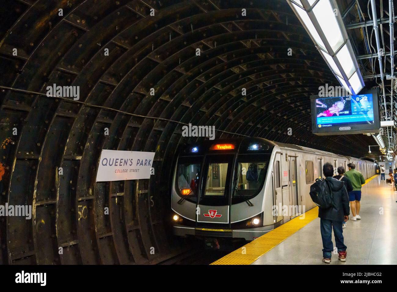 Un treno della metropolitana TTC Bombardier arriva alla stazione della metropolitana di Queen's Park. Foto Stock