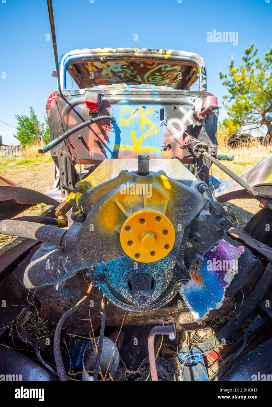 Motore in una vecchia auto abbandonata verniciatura a spruzzo, vicino alla Route 66, Texas Texas, Stati Uniti Foto Stock