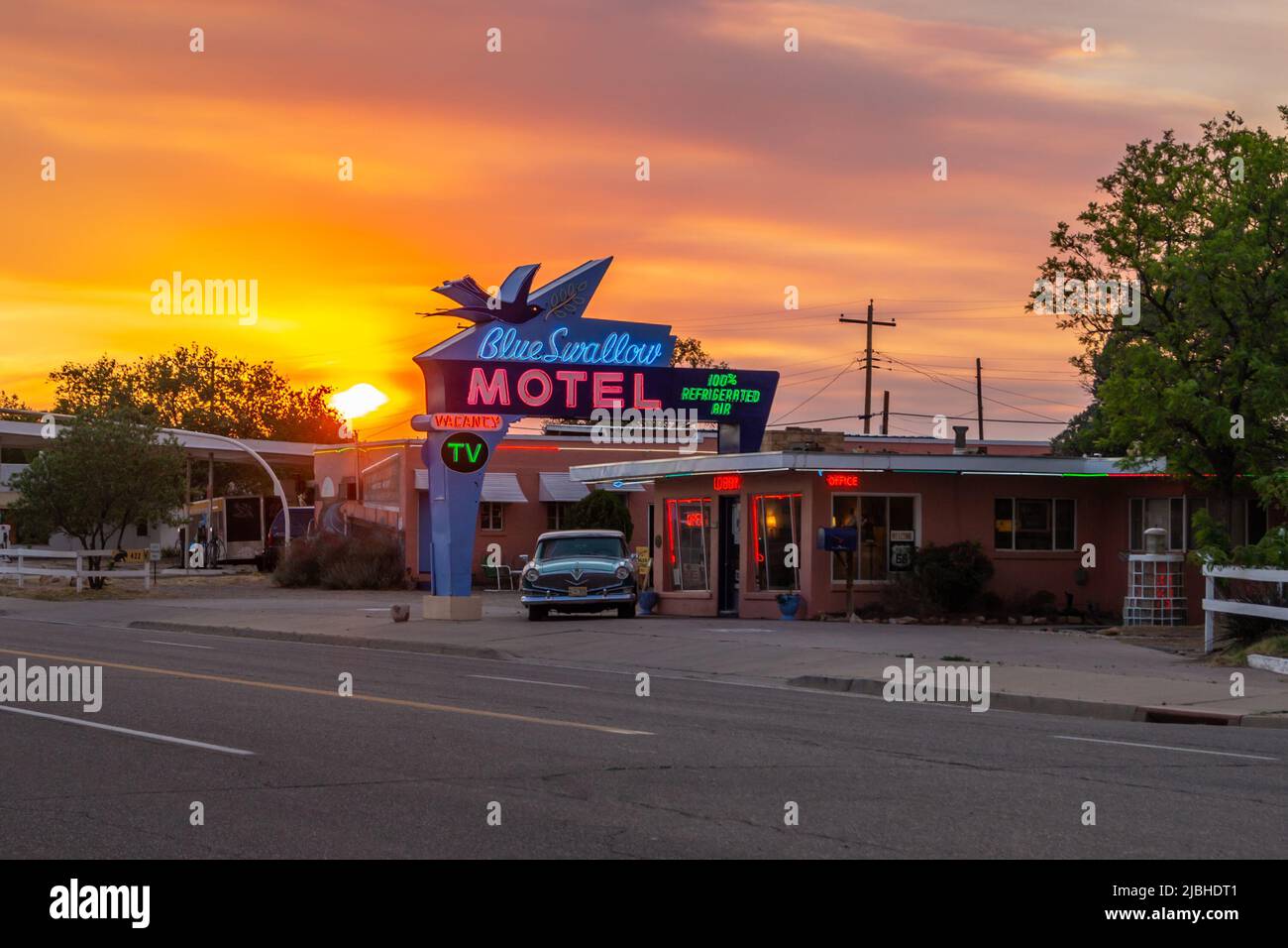 The Blue Swallow Motel, Tucumcari NM New Mexico, USA. Motel di periodo corretto che offre alloggio classico negli Stati Uniti visto al tramonto. US Route 66. Insegne al neon Foto Stock