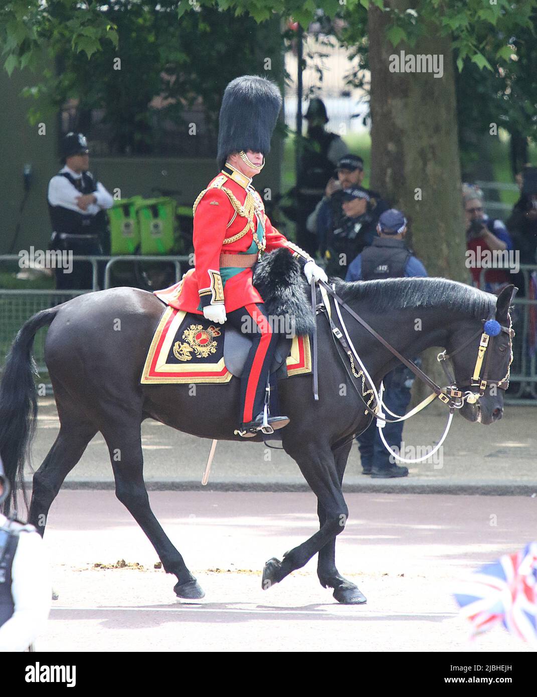 Prince Charles equitazione a Trooping il colore ( colore ) come parte della celebrazione del Giubileo del platino della Regina nella Mall and Horse Guards Parade di Londra 2022 Foto Stock