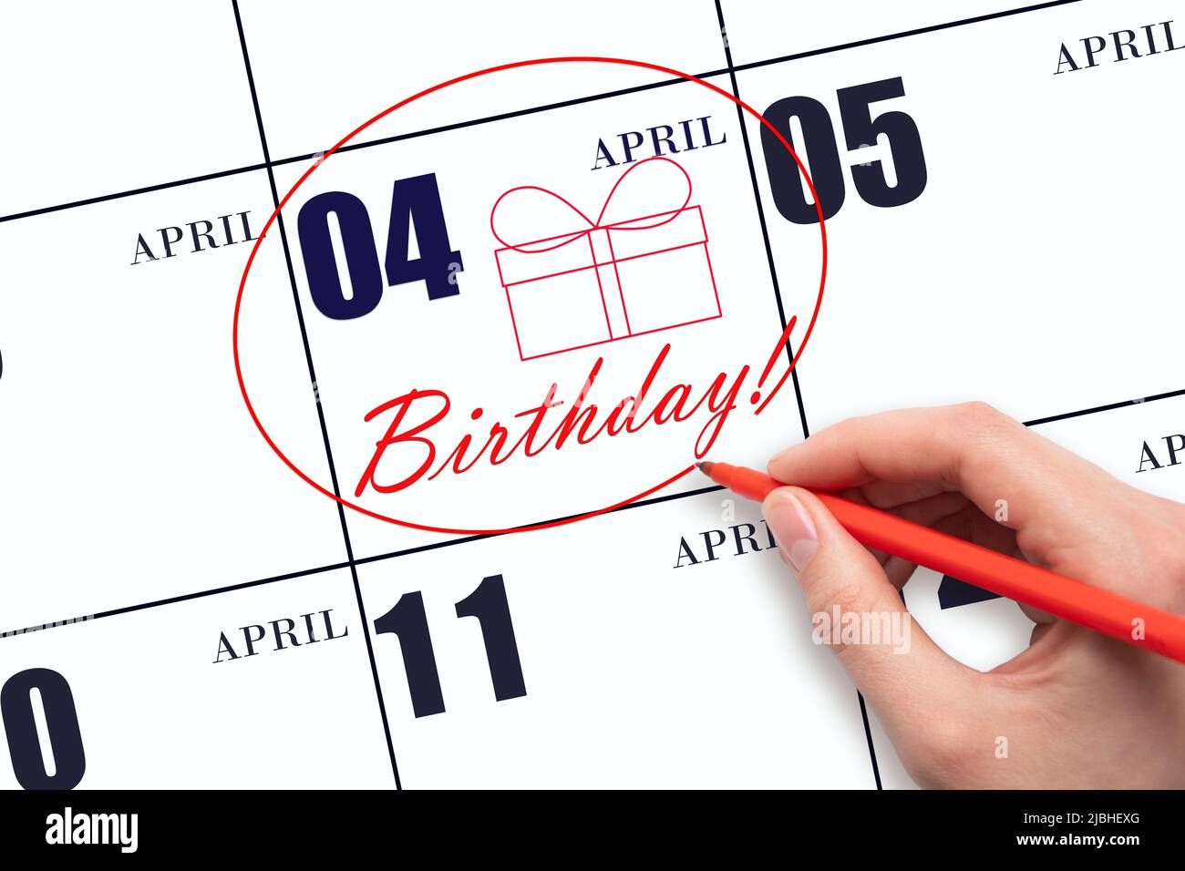 4th aprile. La mano cerchia la data sul calendario 4 aprile, disegna una scatola regalo e scrive il testo compleanno. Vacanza. Mese di primavera, giorno del Foto Stock