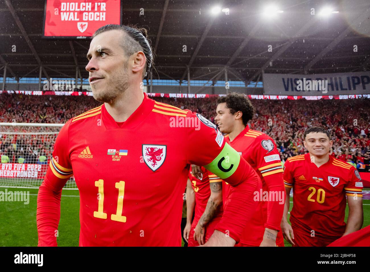 CARDIFF, GALLES - 05 GIUGNO 2022: Festeggia dopo aver battuto l'Ucraina 1-0 per prenotare un posto alla Coppa del mondo FIFA 2022 al Cardiff City Stadium il 5th giugno 2022. (PIC di John Smith/FAW) Foto Stock