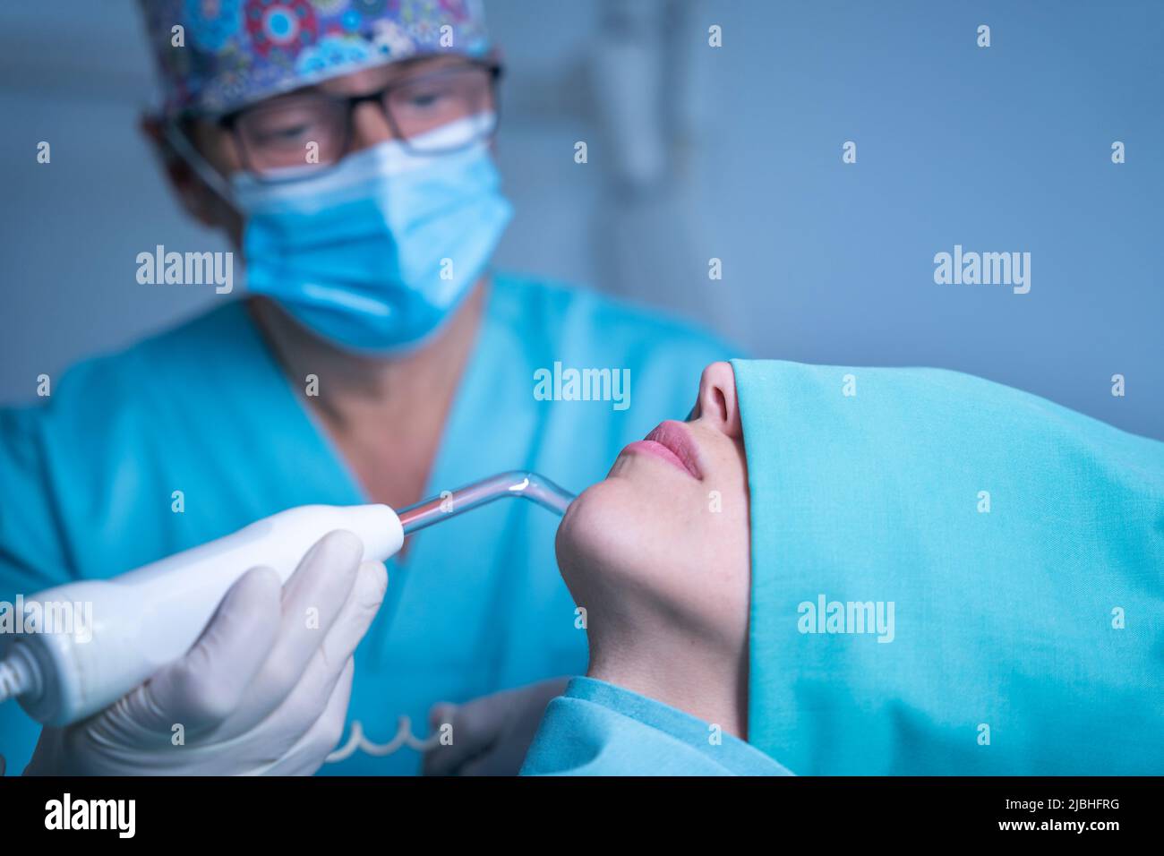 Dentista che fa ozono trattamento dentale Foto Stock