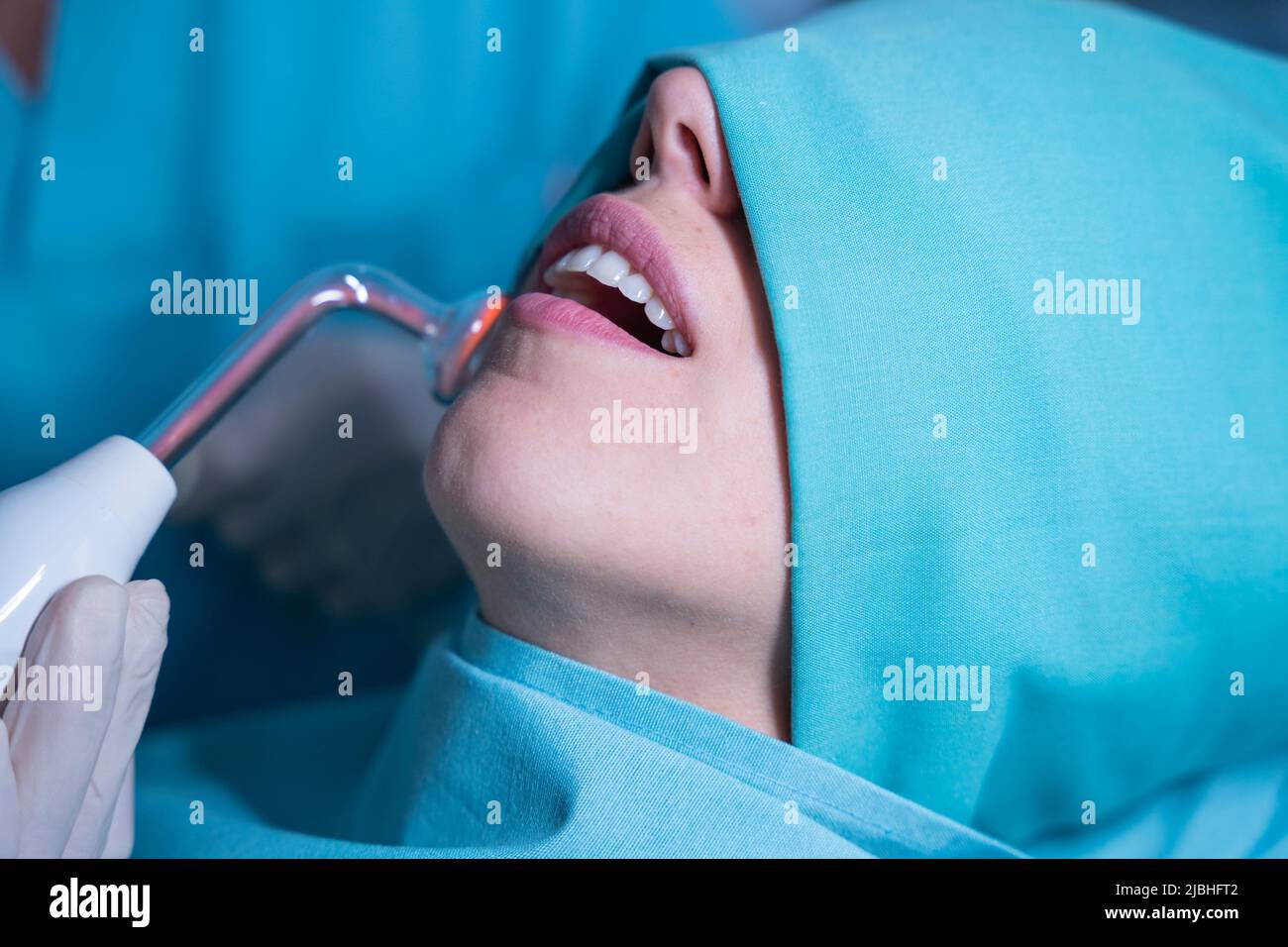 Paziente sottoposto a trattamento odontoiatrico con ozono Foto Stock