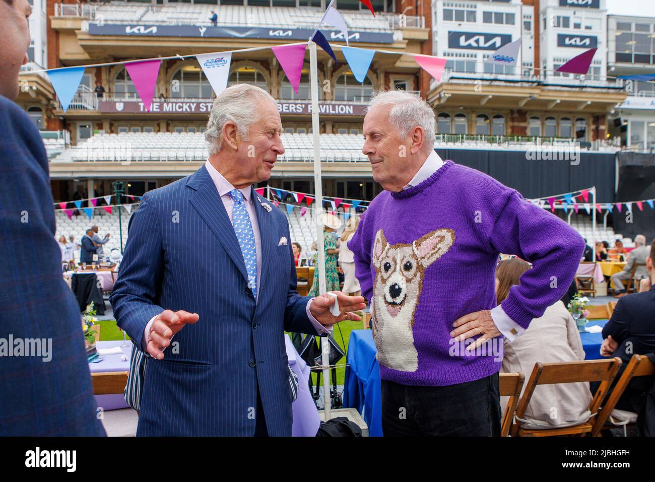 Il Principe di Galles parla all'ex MP Gyles Brandreth indossando un ponticello corgi al Big Lunch sul campo da cricket all'Oval, nel sud di Londra. In ce Foto Stock