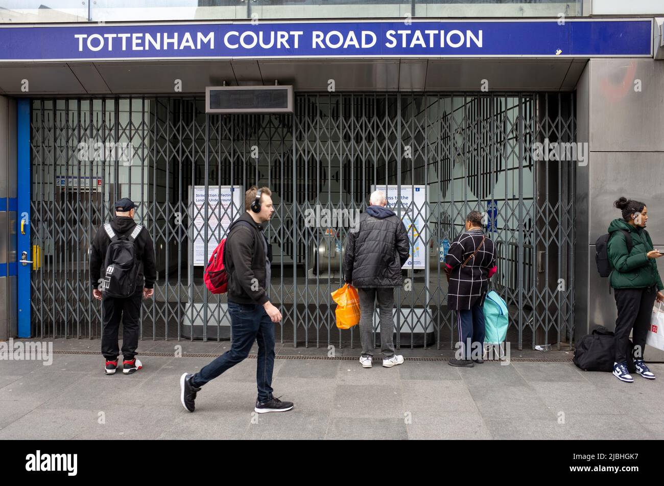 I pendolari osservano la chiusura della stazione della metropolitana di Tottenham Court Road durante lo sciopero della metropolitana di Londra - 6th giugno 2022 Foto Stock