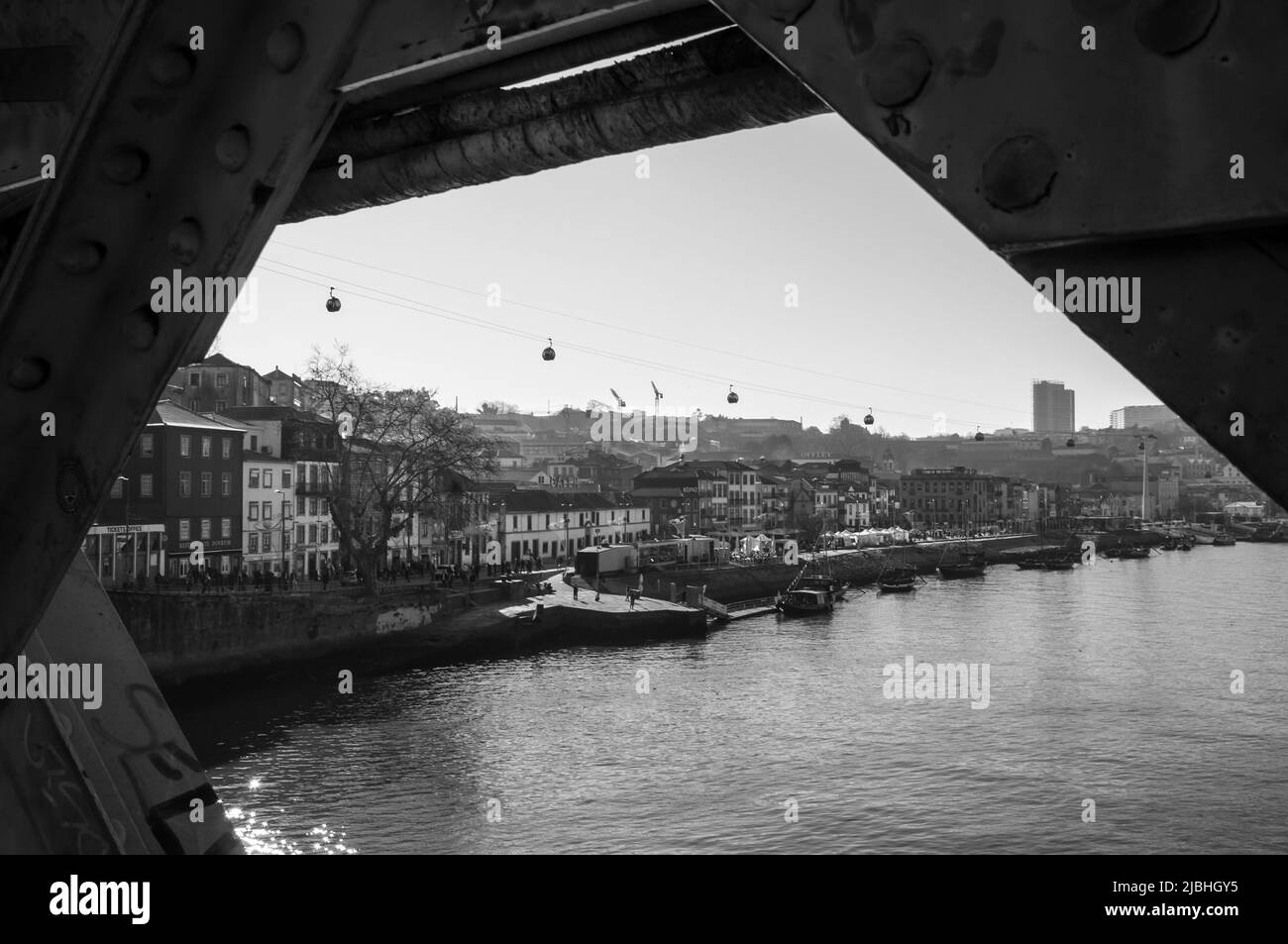 Vista sulla città di Porto in Portogallo sulle rive del fiume Douro Foto Stock