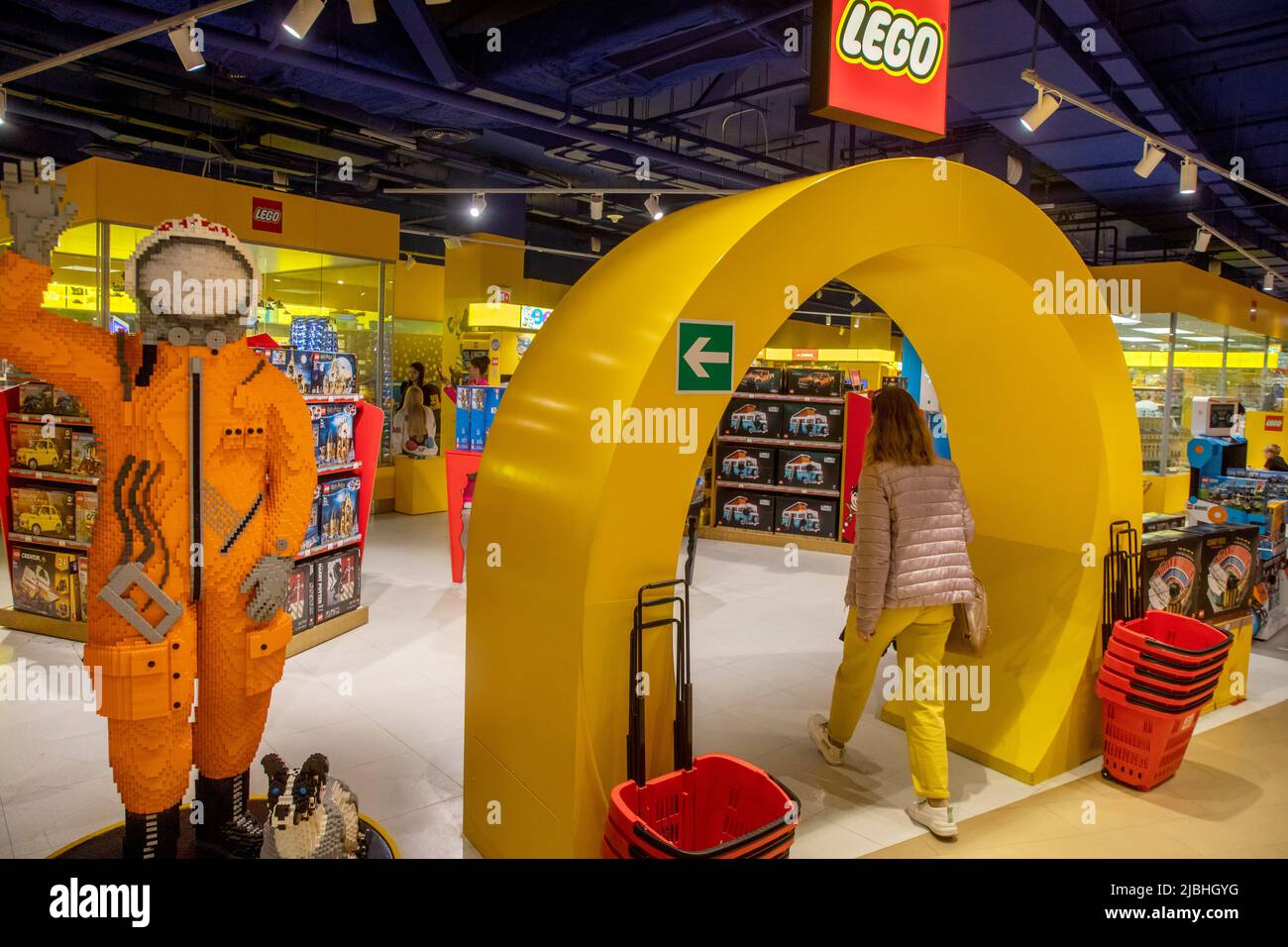 Mosca, Russia. 5th giugno 2022. I visitatori sono nel reparto vendite del marchio Lego nel negozio di giocattoli per bambini Hamleys presso il negozio per bambini centrale di Mosca in piazza Lubyanka nel centro di Mosca, Russia Foto Stock