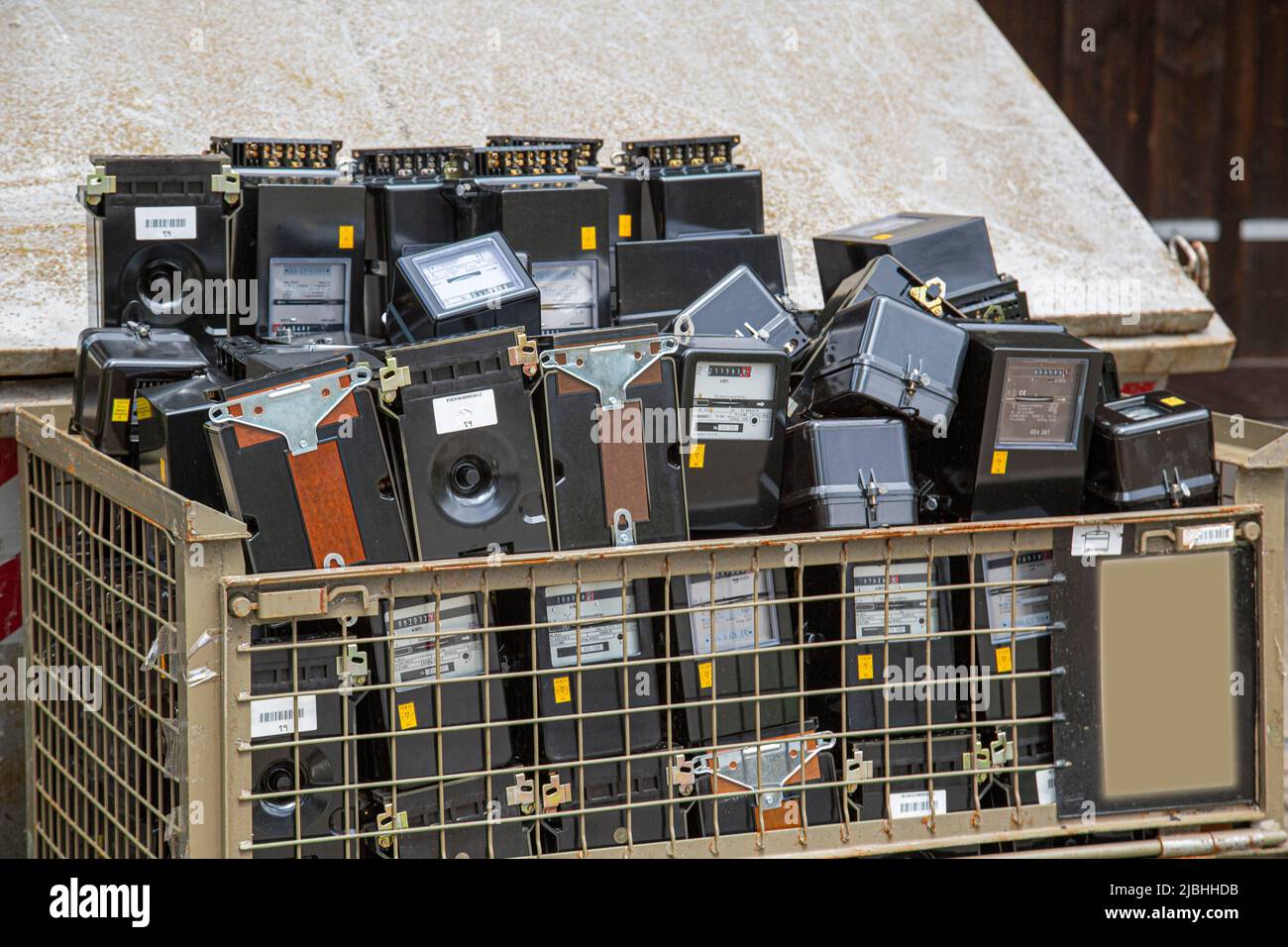 una scatola di gitterbox con molti regolatori trifase che sono scartati Foto Stock