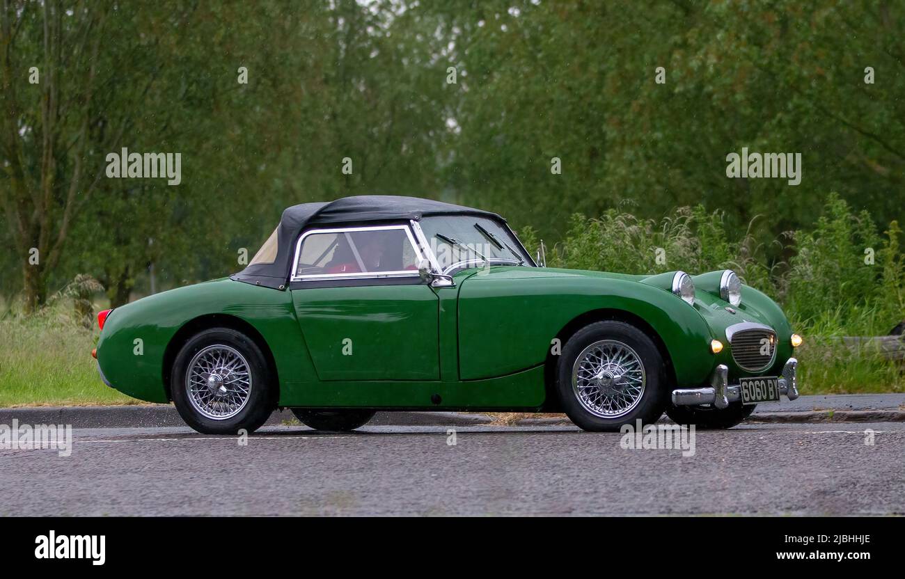 1961 verde 948 cc Austin Healey Frog Eye Sprite in una giornata di pioggia Foto Stock