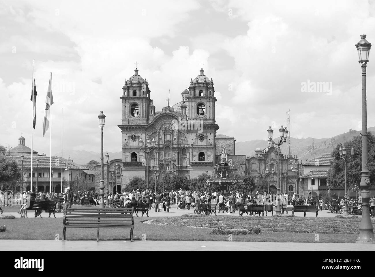 Immagine monocromatica della Chiesa di Iglesia de la Compania de Jesus, uno dei luoghi di interesse più belli di Plaza de Armas a Cusco, in Perù Foto Stock