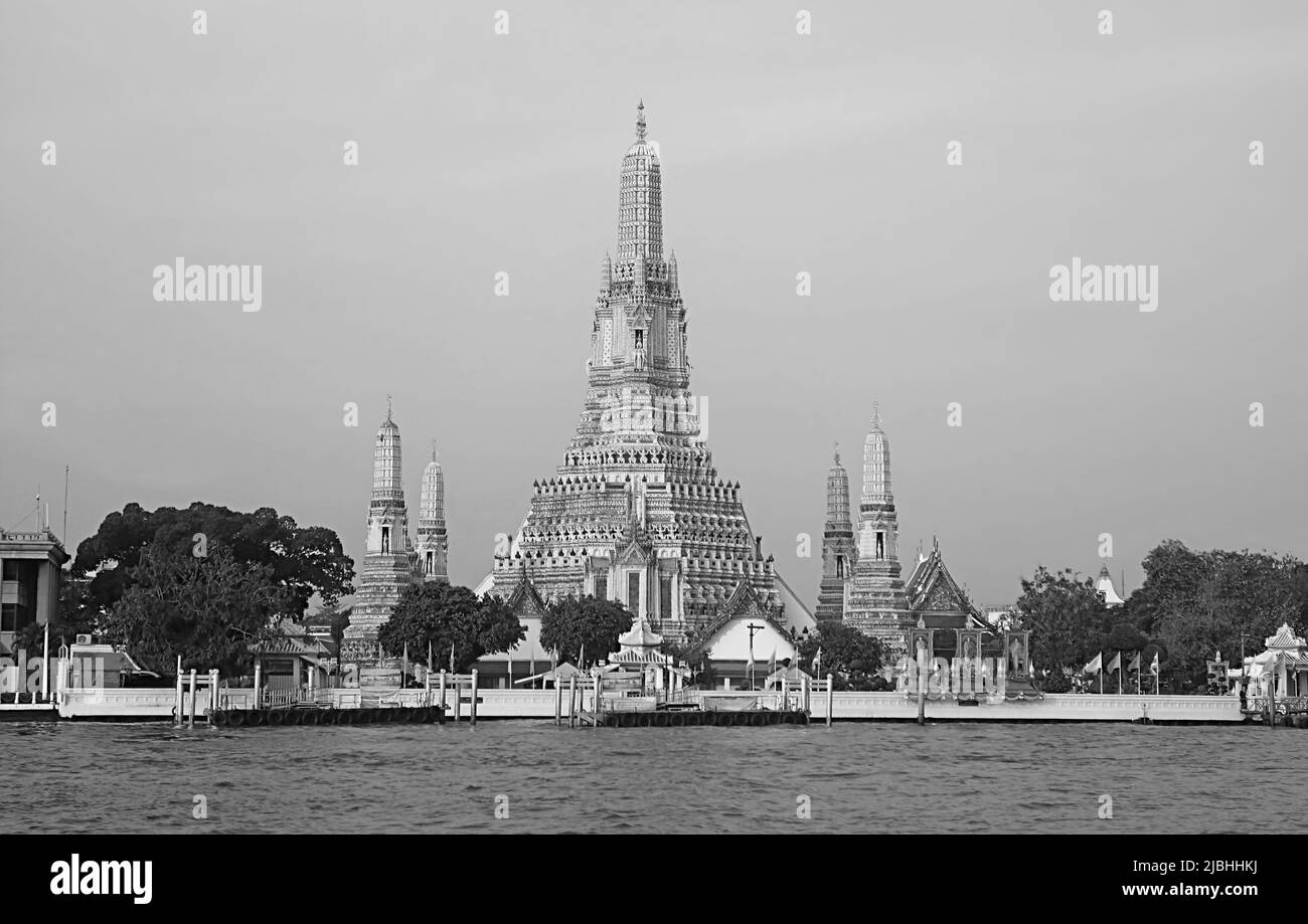 Fantastico Stupa di Wat Arun o il Tempio di Dawn sulla riva del fiume Chao Phraya, Bangkok, Thailandia in Monocromo Foto Stock