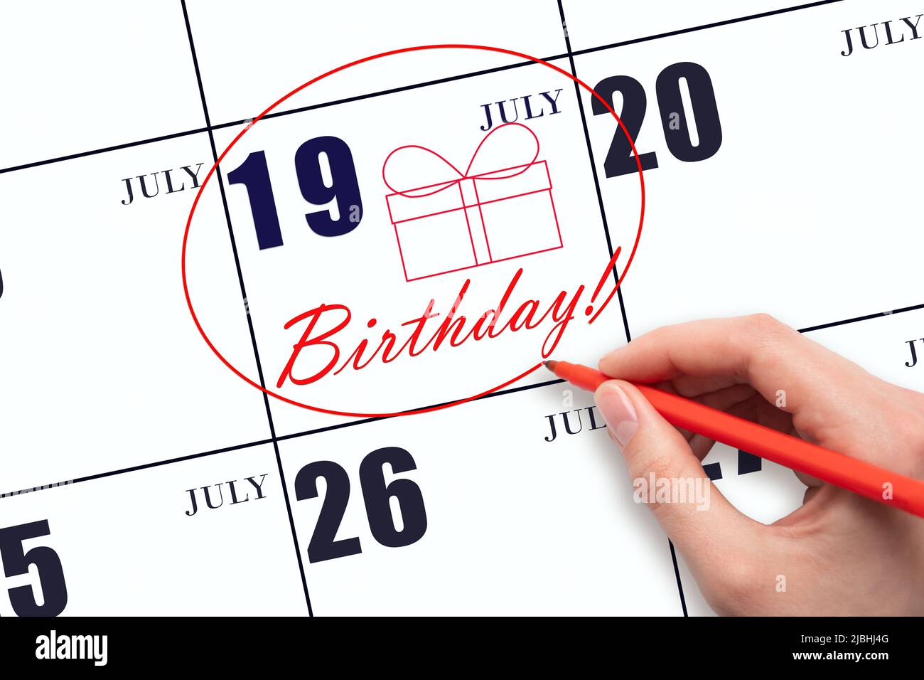19th giorno di luglio. La mano cerchia la data sul calendario 19July, disegna una scatola regalo e scrive il testo compleanno. Vacanza. Mese d'estate, giorno del voi Foto Stock