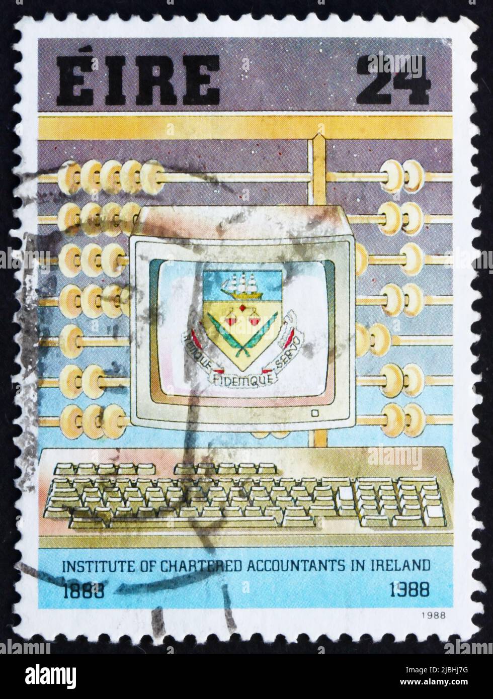 IRLANDA - CIRCA 1988: Un francobollo stampato in Irlanda mostra Abacus e Personal computer, Centenario dell'Istituto dei contabili Chartered, circa 1988 Foto Stock
