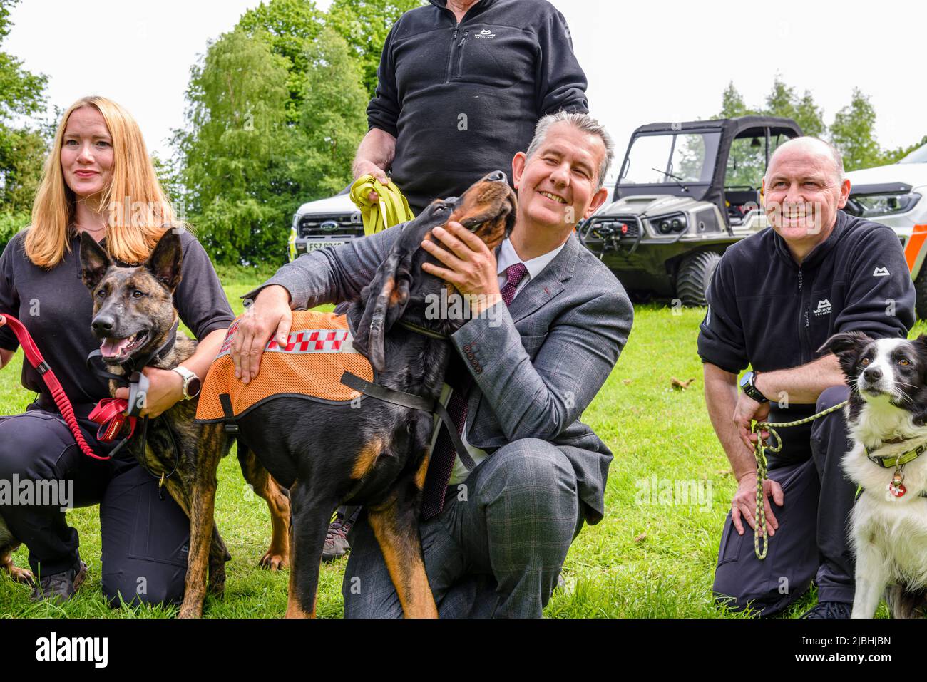 Castlewellan, Irlanda del Nord. 06/06/2022. Il ministro della DAERA Edwin Poots ha visitato Castlewellan Forest Park per vedere un nuovo veicolo 4x4 per il trasporto di cani che assisterà l'associazione di cani di ricerca e salvataggio Irlanda del Nord (SARDA) nell'accesso ai terreni difficili da raggiungere, e ha incontrato un certo numero di cani di ricerca e salvataggio di lavoro. Foto Stock