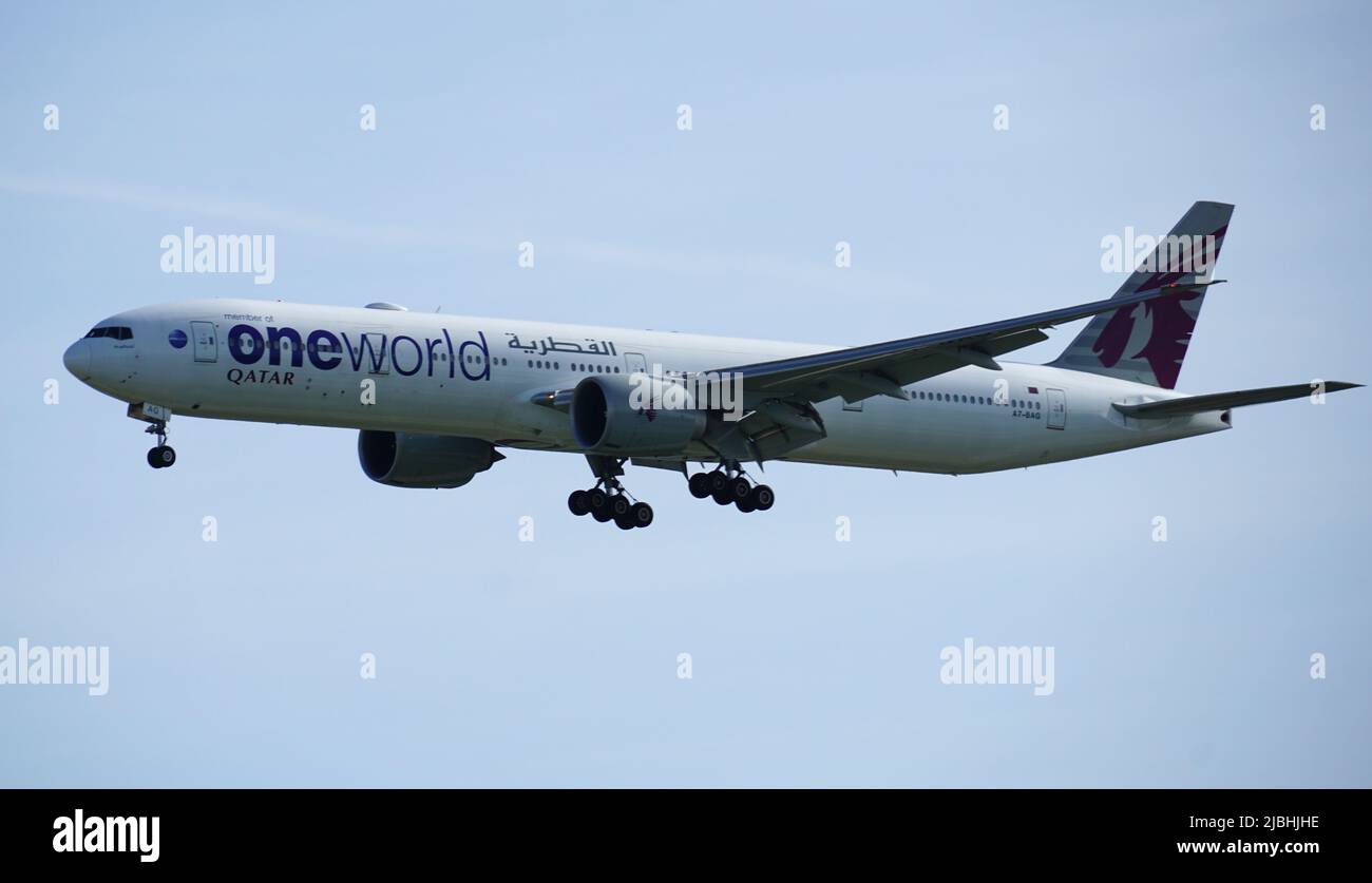 Qatar Airways Boeing 777 si prepara all'atterraggio all'aeroporto internazionale o'Hare di Chicago. Foto Stock