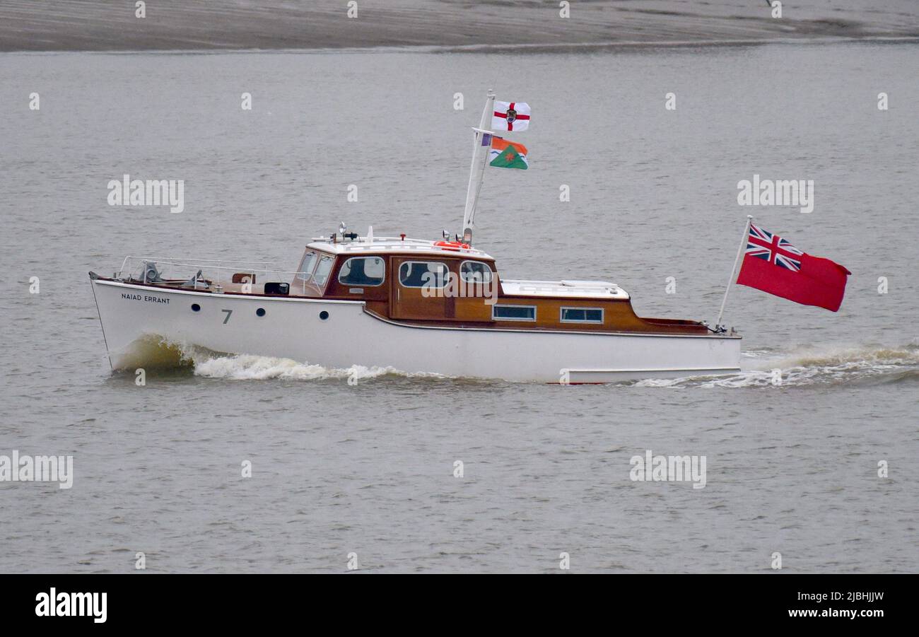 06/06/2022 Gravesend Regno Unito. Una flottiglia di piccole navi Dunkirk ha superato Gravesend dopo aver partecipato alle celebrazioni del Giubileo del platino della Regina Foto Stock