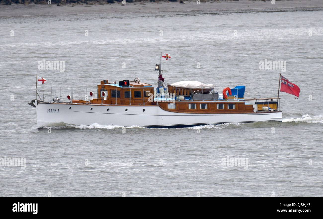 06/06/2022 Gravesend Regno Unito. Una flottiglia di piccole navi Dunkirk ha superato Gravesend dopo aver partecipato alle celebrazioni del Giubileo del platino della Regina Foto Stock