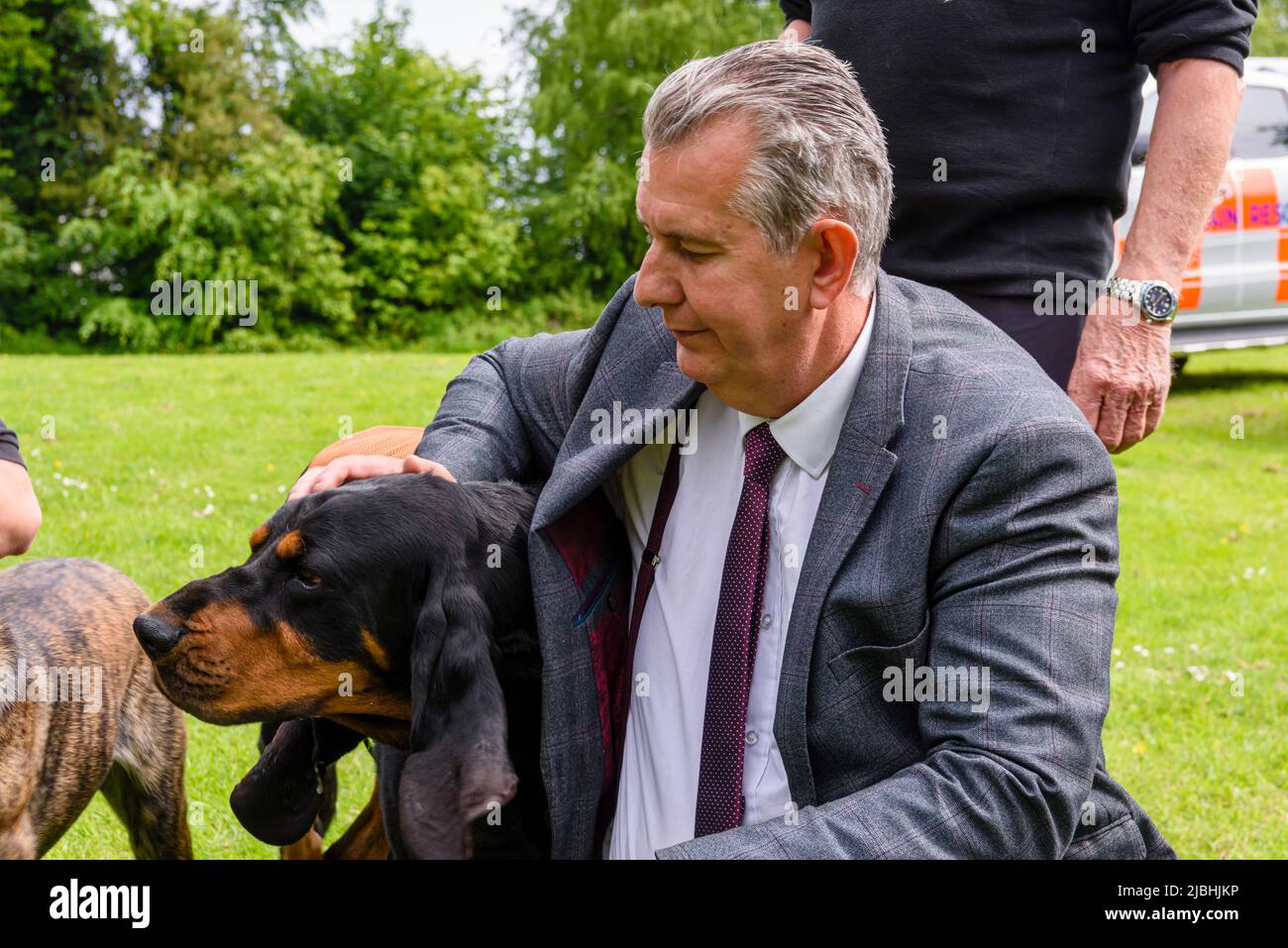 Castlewellan, Irlanda del Nord. 06/06/2022. Il ministro della DAERA Edwin Poots ha visitato Castlewellan Forest Park per vedere un nuovo veicolo 4x4 per il trasporto di cani che assisterà l'associazione di cani di ricerca e salvataggio Irlanda del Nord (SARDA) nell'accesso ai terreni difficili da raggiungere, e ha incontrato un certo numero di cani di ricerca e salvataggio di lavoro. Foto Stock