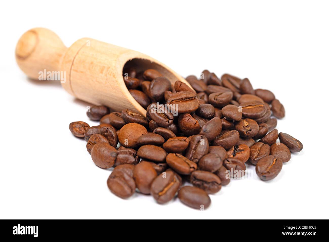 Chicchi di caffè arrostiti su sfondo bianco Foto Stock