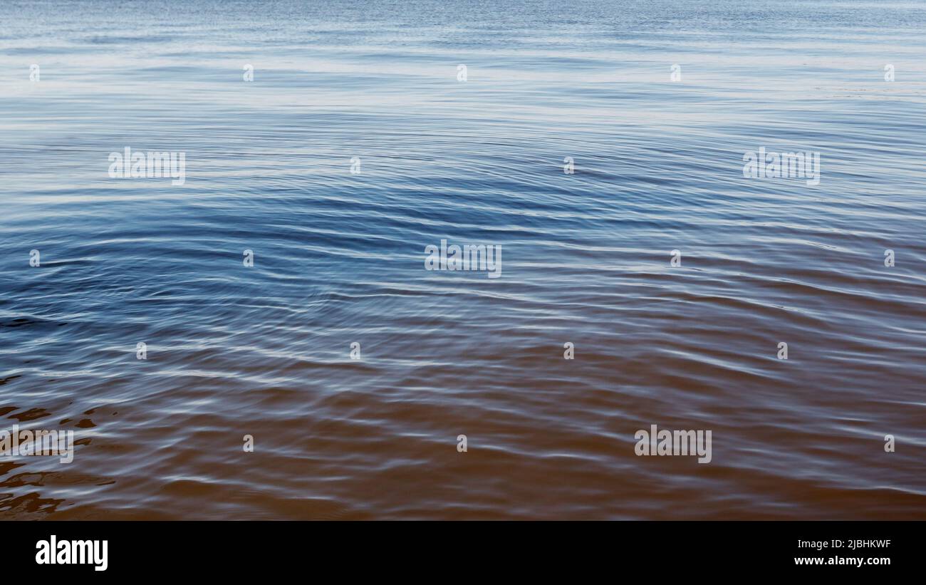Texture leggermente ondulata della superficie dell'acqua della laguna Foto Stock