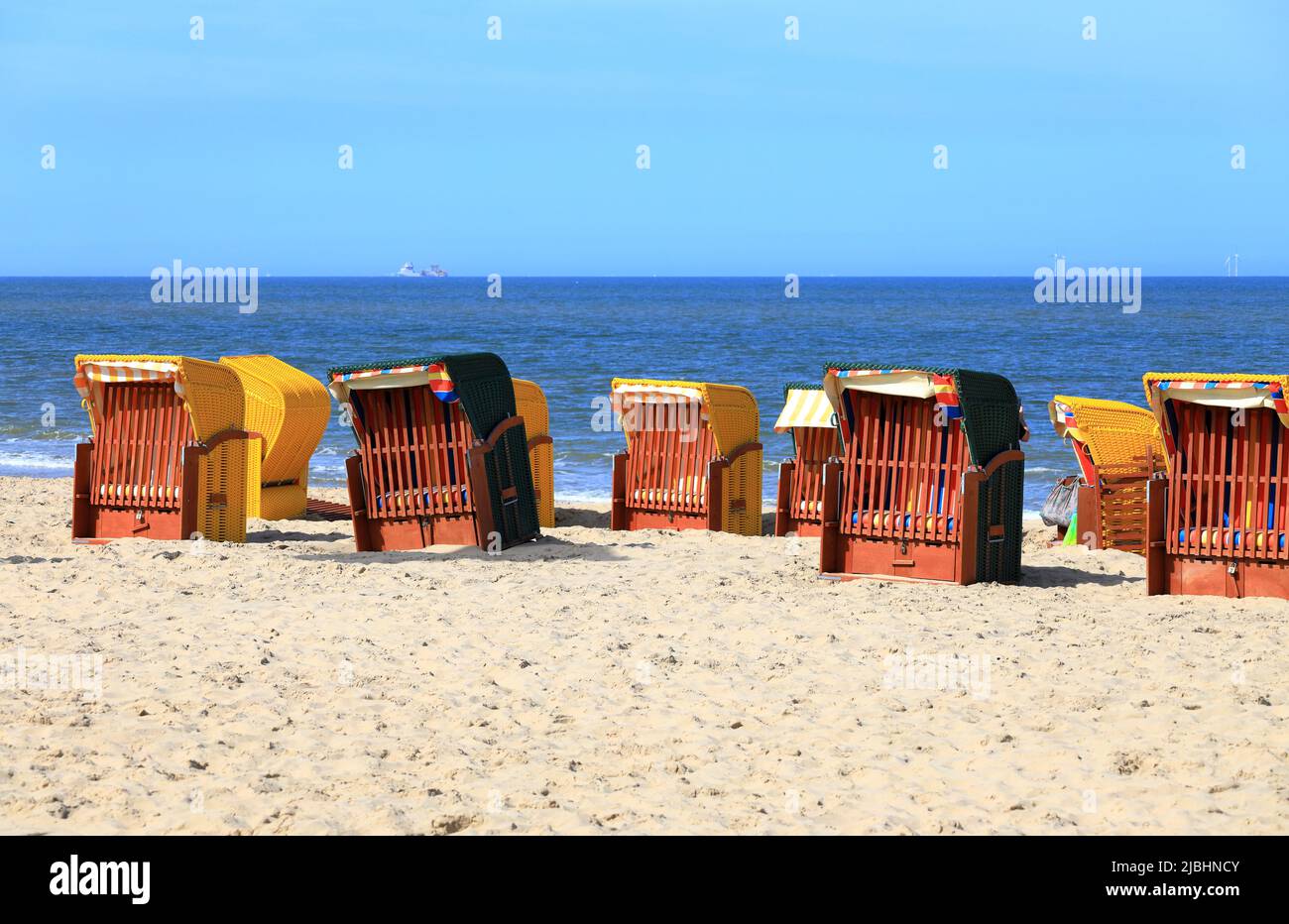 Coperto e sedie da spiaggia in vimini. Egmond aan Zee, Mare del Nord, Paesi Bassi. Foto Stock