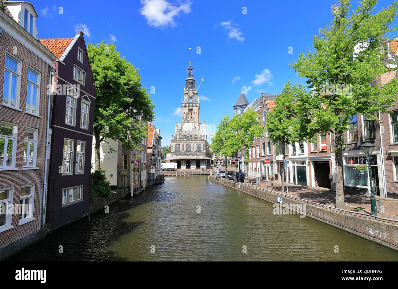 Il paesaggio urbano di Alkmaar con piazza Waagplein. Paesi Bassi, Europa. Foto Stock