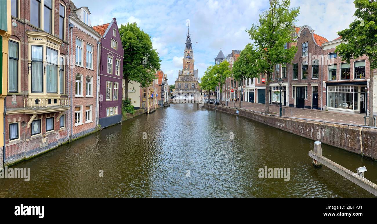 Il paesaggio urbano di Alkmaar con piazza Waagplein. Paesi Bassi, Europa. Foto Stock