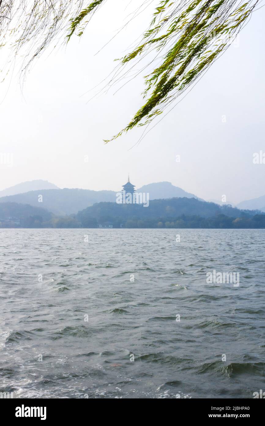 Il bellissimo paesaggio del lago di Hangzhou West, la pagoda Leifeng in Afterglo Foto Stock