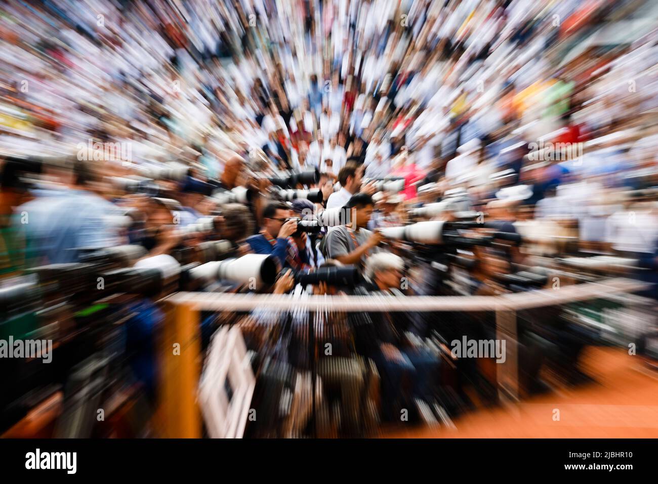 Parigi, Francia. 5th giugno 2022. Il fotografo attende la presentazione del trofeo dopo la finale maschile al torneo di tennis del Grand Slam Open di Francia 2022 a Roland Garros, Parigi, Francia. Frank Molter/Alamy Live news Foto Stock