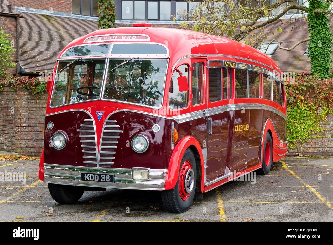 Warminster, Wiltshire, Regno Unito - Ottobre 12 2014: Un 1950 Bevan Brothers AEC Regal III 9621A (KDD 38) Classic Bus al Warminster Vintage Bus Running Day Foto Stock
